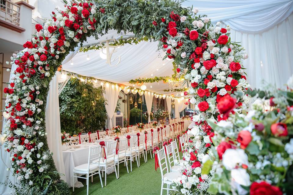 Trang trí tiệc cưới bằng hoa