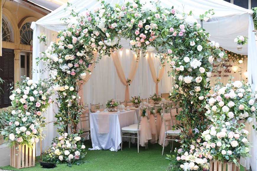 Trang trí tiệc cưới bằng hoa